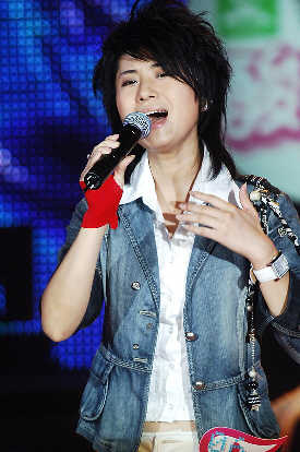 出席跨年演唱會粉碎解約謠言