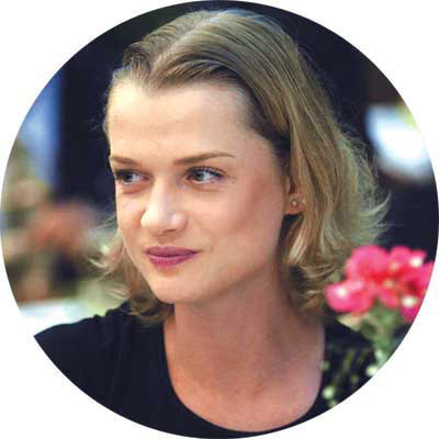 霍爾金娜新碟四五月發(fā)行 跨國組合將組成(圖)