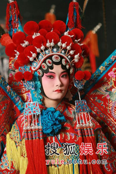 李宇春終拋中性裝 艷麗“花旦”妝首亮相