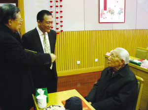 實(shí)地探訪生前工作地 講述最真實(shí)的侯耀文(圖) <br>