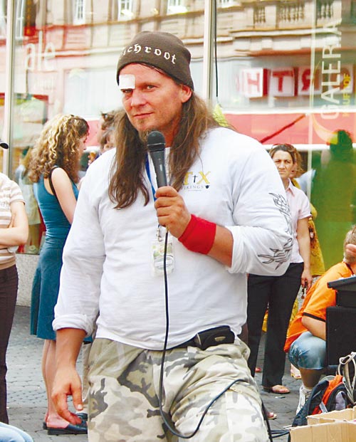 德國(guó)街頭探奇:扮雕塑博美女青睞 胸口碎大石(圖)