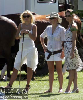 威廉哈里打球籌善款 兩位未來(lái)妯娌競(jìng)艷