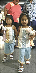 美兩對(duì)夫婦收養(yǎng)中國(guó)女孩 孩子竟是親姐妹