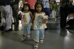 美兩對(duì)夫婦收養(yǎng)中國(guó)女孩 孩子竟是親姐妹