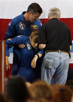 剛回地球不適應(yīng) 亞特蘭蒂斯女宇航員發(fā)言中兩次摔倒