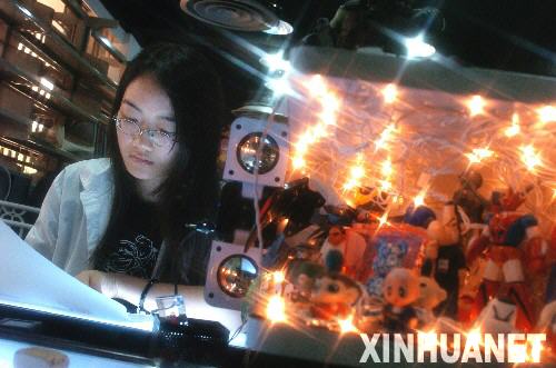 這是深圳怡景國家動漫產(chǎn)業(yè)基地的工作人員在進(jìn)行動漫設(shè)計（2006年5月19日攝）。 