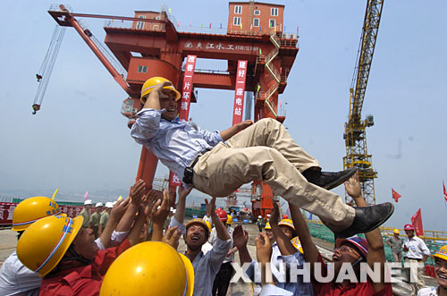 三峽大壩是三峽水利樞紐工程的核心工程，也是世界上最大的鋼筋混凝土重力壩。這是2006年5月20日，在三峽大壩最后一倉混凝土澆筑完畢后，工友們把完成最后澆筑的工人代表楚鵬程高高拋向空中，慶祝三峽大壩建成。 新華社發(fā) 