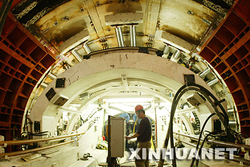 2007年7月8日，南水北調(diào)中線一期關(guān)鍵性控制性工程――穿黃工程隧洞盾構(gòu)機(jī)掘進(jìn)始發(fā)，中線穿黃工程施工進(jìn)入關(guān)鍵階段。這是工作人員在河南溫縣黃河北岸的穿黃工程隧洞盾構(gòu)機(jī)掘進(jìn)現(xiàn)場(chǎng)操作室工作。 新華社發(fā) 