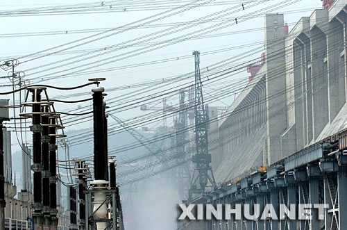 經(jīng)過建設(shè)者十余年的艱苦奮戰(zhàn)，三峽工程左岸電站14臺(tái)機(jī)組于2005年9月16日全部投產(chǎn)發(fā)電，三峽工程建設(shè)又實(shí)現(xiàn)了一個(gè)歷史性的跨越。這是架設(shè)在三峽左岸電站和三峽大壩之間的電力輸送設(shè)備（2005年8月31日攝）。 新華社發(fā) 