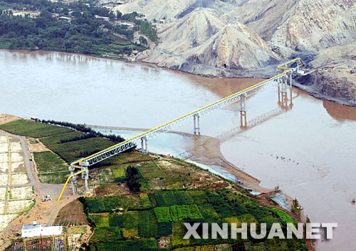 跨越黃河的西氣東輸管道運(yùn)行良好（2005年9月1日攝）。2004年10月，西氣東輸工程全線建成投產(chǎn)，開通了我國橫貫東西的一條能源大動脈，對于推進(jìn)西部大開發(fā)、加快中西部地區(qū)發(fā)展、推進(jìn)產(chǎn)業(yè)結(jié)構(gòu)調(diào)整和能源結(jié)構(gòu)優(yōu)化發(fā)揮了重大作用。 新華社發(fā) 