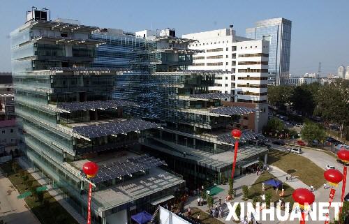 這是坐落在清華園的環(huán)境節(jié)能樓外景（2006年7月6日攝）。由中國(guó)科技部和意大利環(huán)境與領(lǐng)土資源部共同建設(shè)的清華環(huán)境節(jié)能樓是融綠色、生態(tài)、環(huán)保、節(jié)能理念于一體的智能化教學(xué)科研辦公樓。