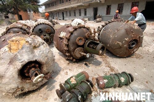 這是江蘇無錫宜興市第三化工原料廠關(guān)停后拆下的反應釜（2007年8月23日攝）。位于太湖之濱的江蘇省無錫市有“太湖明珠”之稱。2007年春天，太湖藍藻暴發(fā)讓這座城市200萬市民經(jīng)歷了持續(xù)約一周的飲水危機。痛定思痛，無錫市除完善城鄉(xiāng)污水處理系統(tǒng)、減少湖面養(yǎng)殖、再造湖濱濕地等措施外，城區(qū)內(nèi)所有規(guī)模以下的“五小”企業(yè)（小鋼鐵、小水泥、小化工、小電鍍、小印染）一律關(guān)閉，同時大力整治“三高兩低”（高消耗、高污染、高危險、低產(chǎn)出、低效益）企業(yè)。 