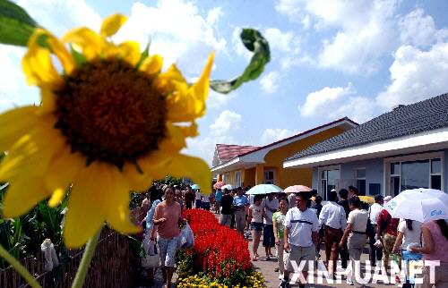 2003年8月17日，觀眾在第四屆中國長春國際農(nóng)業(yè)·食品博覽（交易）會上參觀小康住宅區(qū)。在本屆長春農(nóng)博會上，四棟新穎別致、健康環(huán)保的住宅成為眾多農(nóng)民關(guān)注的熱點(diǎn)。設(shè)計者將其命名為鄉(xiāng)村新住宅，也稱作小康住宅。小康住宅在原有鄉(xiāng)村住宅基礎(chǔ)上改建為庭院格式，增加了蔬菜大棚、沼氣池、豬舍、廁所“四位一體”的能源生態(tài)模式工程，為農(nóng)民展現(xiàn)了一種可持續(xù)發(fā)展的居住新模式，為建設(shè)農(nóng)村經(jīng)濟(jì)型、生態(tài)型住宅提供參考