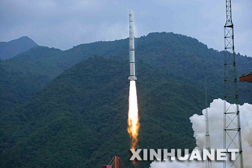 　10月24日18時05分，搭載著我國首顆探月衛(wèi)星嫦娥一號的長征三號甲運載火箭在西昌衛(wèi)星發(fā)射中心三號塔架點火發(fā)射。 