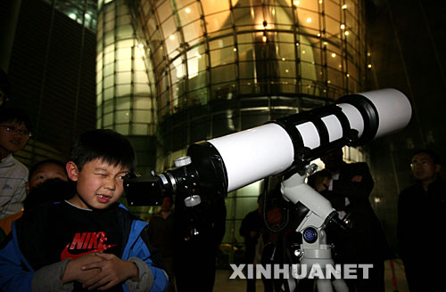 10月24日,一名兒童在北京天文館用天文望遠(yuǎn)鏡觀賞月亮。 當(dāng)日,搭載著我國(guó)首顆探月衛(wèi)星嫦娥一號(hào)的長(zhǎng)征三號(hào)甲運(yùn)載火箭在西昌衛(wèi)星發(fā)射中心三號(hào)塔架點(diǎn)火發(fā)射。連日來(lái),北京天文館免費(fèi)開放天文館和觀測(cè)儀器,吸引眾多市民前來(lái)觀月。 新華社記者李明放攝