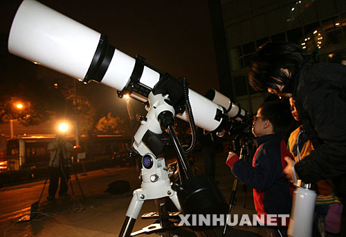 10月24日,一名兒童在北京天文館用天文望遠(yuǎn)鏡觀賞月亮。 當(dāng)日,搭載著我國(guó)首顆探月衛(wèi)星嫦娥一號(hào)的長(zhǎng)征三號(hào)甲運(yùn)載火箭在西昌衛(wèi)星發(fā)射中心三號(hào)塔架點(diǎn)火發(fā)射。連日來(lái),北京天文館免費(fèi)開放天文館和觀測(cè)儀器,吸引眾多市民前來(lái)觀月。 新華社記者李明放攝