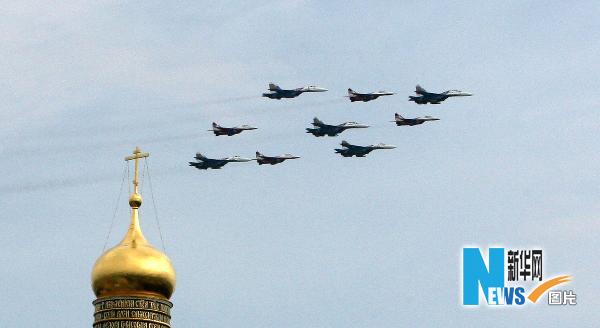 俄羅斯閱兵戰(zhàn)機飛過紅場上空