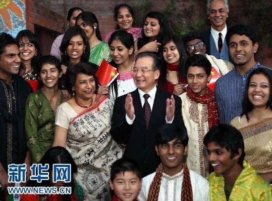 溫家寶參觀印度泰戈爾國際學校并與師生交流