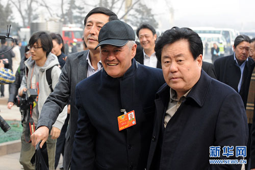 趙本山和徐沛東從大會(huì)堂東門廣場步入會(huì)場