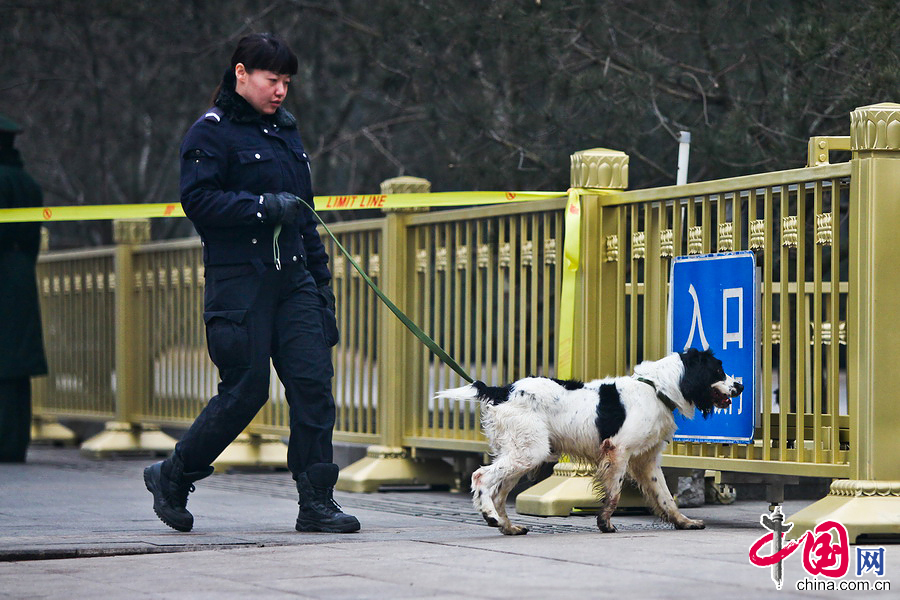 天安門廣場安保全面升級 武警荷槍實彈保兩會