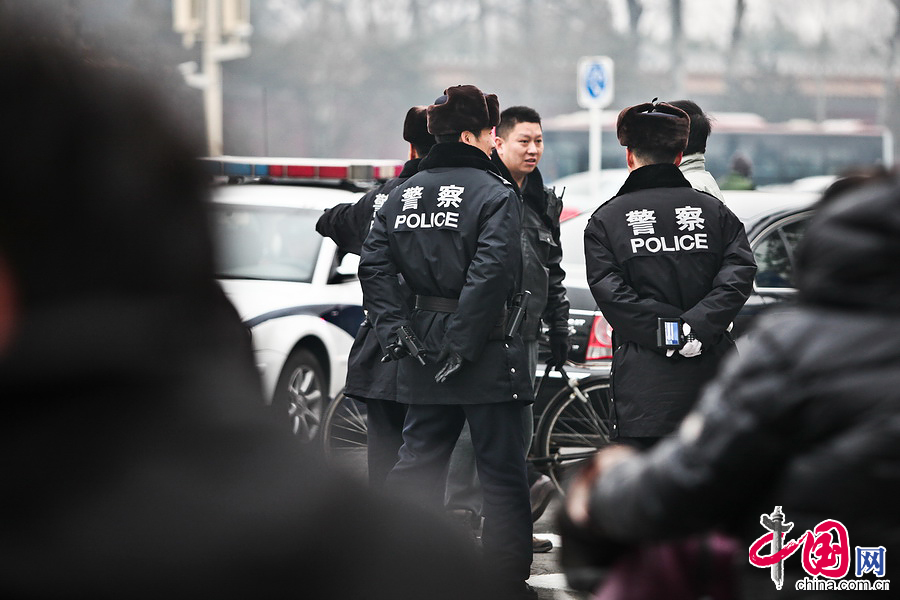 天安門廣場安保全面升級 武警荷槍實(shí)彈保兩會