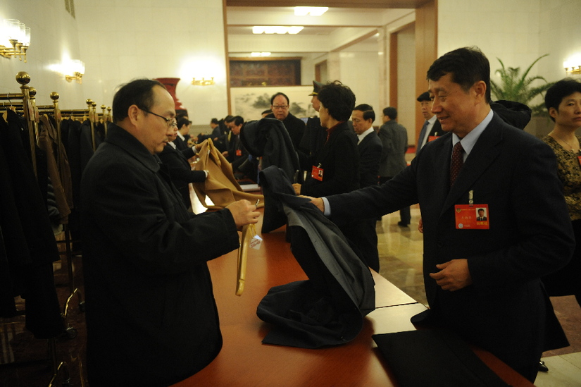 出席全國(guó)政協(xié)十二屆二次會(huì)議開(kāi)幕會(huì)的委員陸續(xù)進(jìn)場(chǎng)