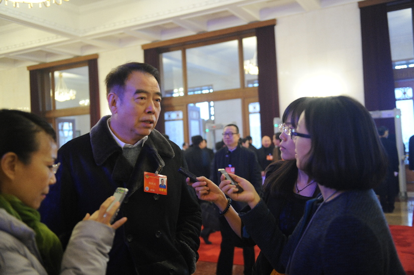 出席全國政協(xié)十二屆二次會議開幕會的委員陸續(xù)進場