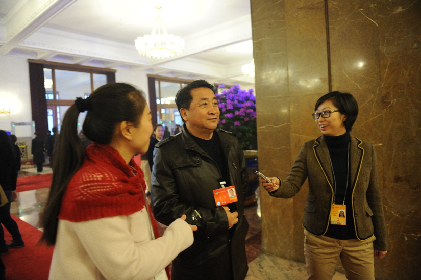 出席全國政協(xié)十二屆二次會議開幕會的委員陸續(xù)進場