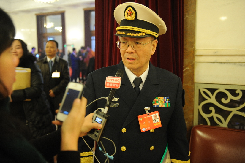 出席全國政協(xié)十二屆二次會議開幕會的委員陸續(xù)進場