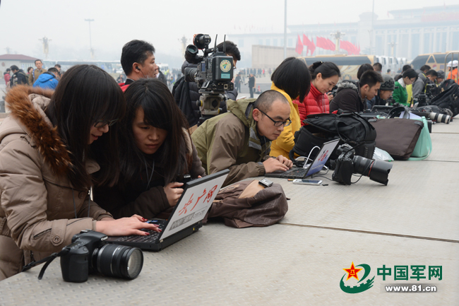 被記者“重重包圍”的軍隊(duì)政協(xié)委員們