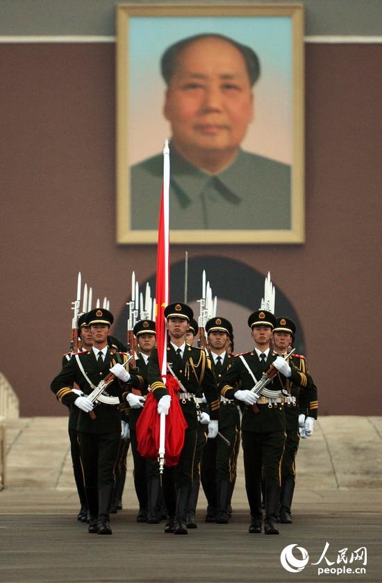 國旗護衛(wèi)隊身姿挺拔步伐矯健