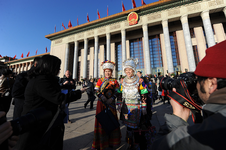 少數(shù)民族代表身著民族服裝出席大會