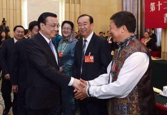 李克強為青海代表戴上哈達，問候玉樹災區(qū)人民