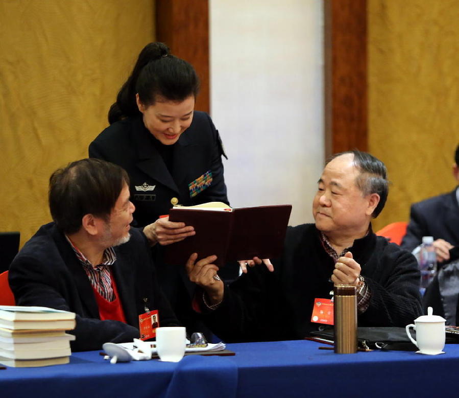 宋祖英利用會(huì)議間隙 向莫言索要畫冊簽名