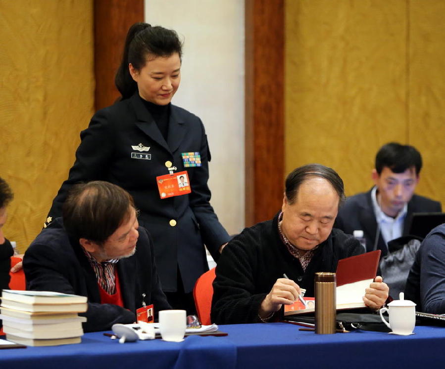 宋祖英利用會議間隙 向莫言索要畫冊簽名