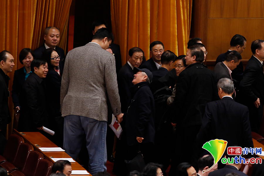 姚明趙本山握手寒暄 演繹“最萌身高差”