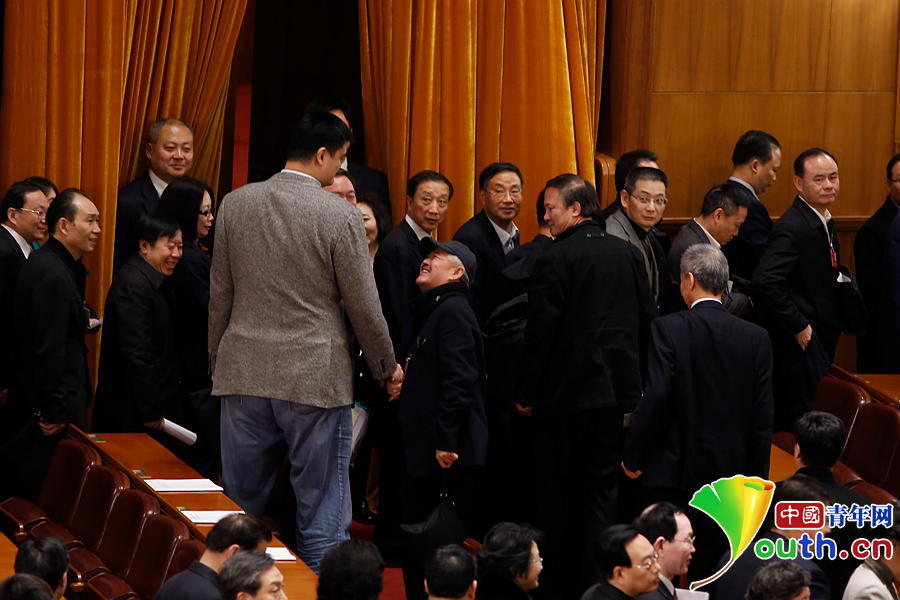 姚明趙本山握手寒暄 演繹“最萌身高差”