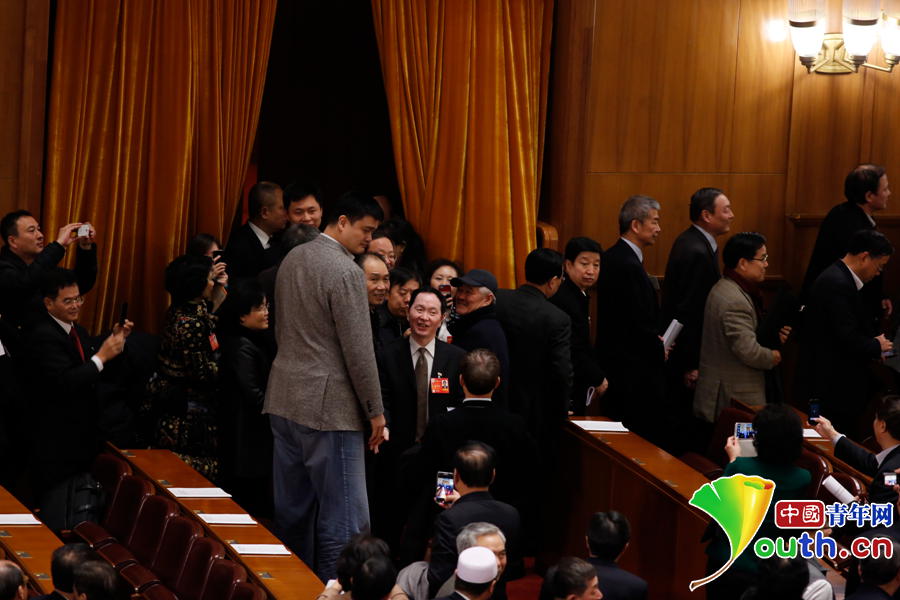 姚明趙本山握手寒暄 演繹“最萌身高差”