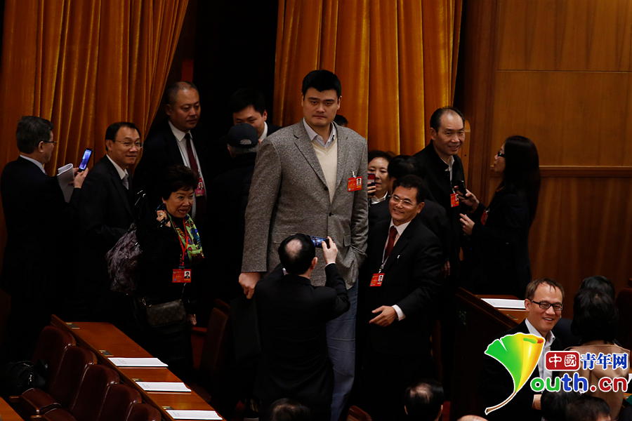 姚明趙本山握手寒暄 演繹“最萌身高差”