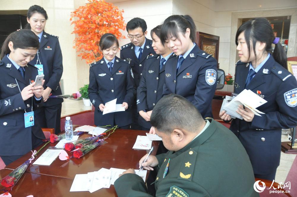 兩會(huì)花絮：“毛委員”受歡迎