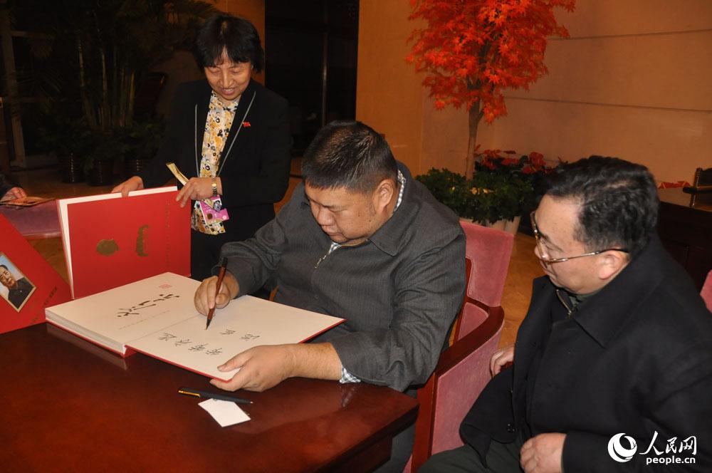 兩會花絮：“毛委員”受歡迎