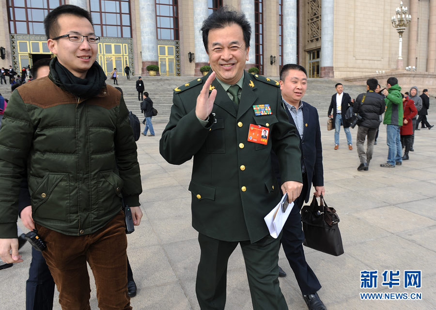 政協(xié)委員揮手話別：明年兩會再相見