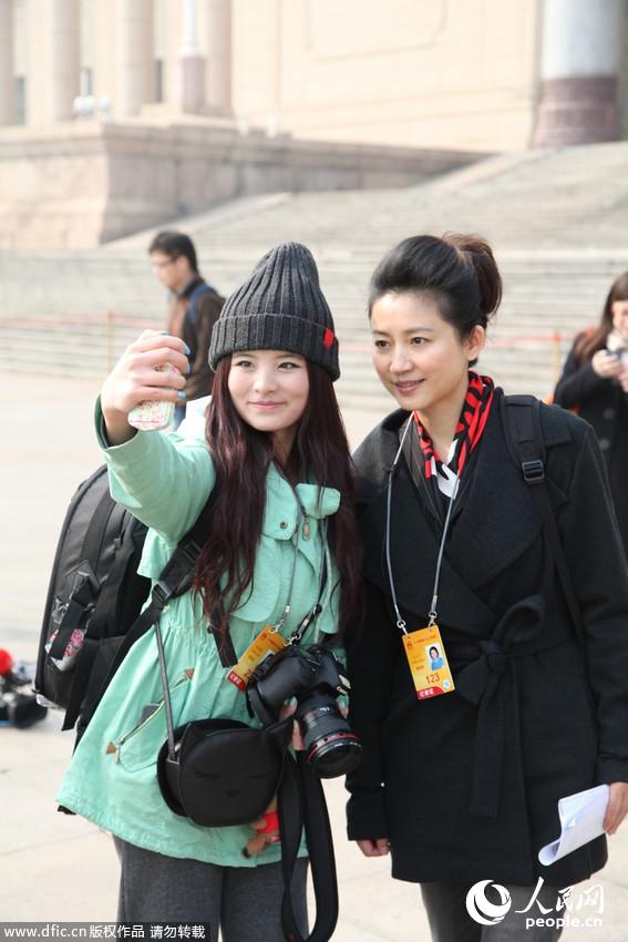 盤點(diǎn)兩會(huì)上的央視女主播：周濤笑容很迷人