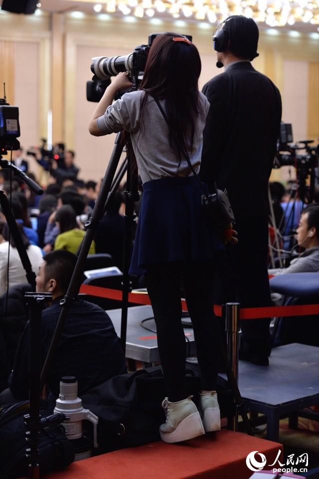 2014兩會(huì)花絮:記者會(huì)上的“踮腳姐”
