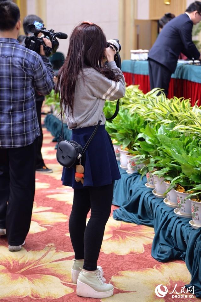 2014兩會花絮：記者會上的“踮腳姐”