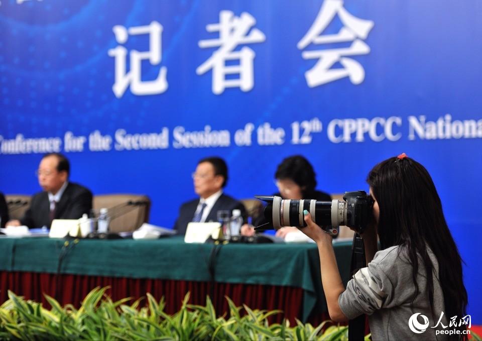 2014兩會花絮：記者會上的“踮腳姐”