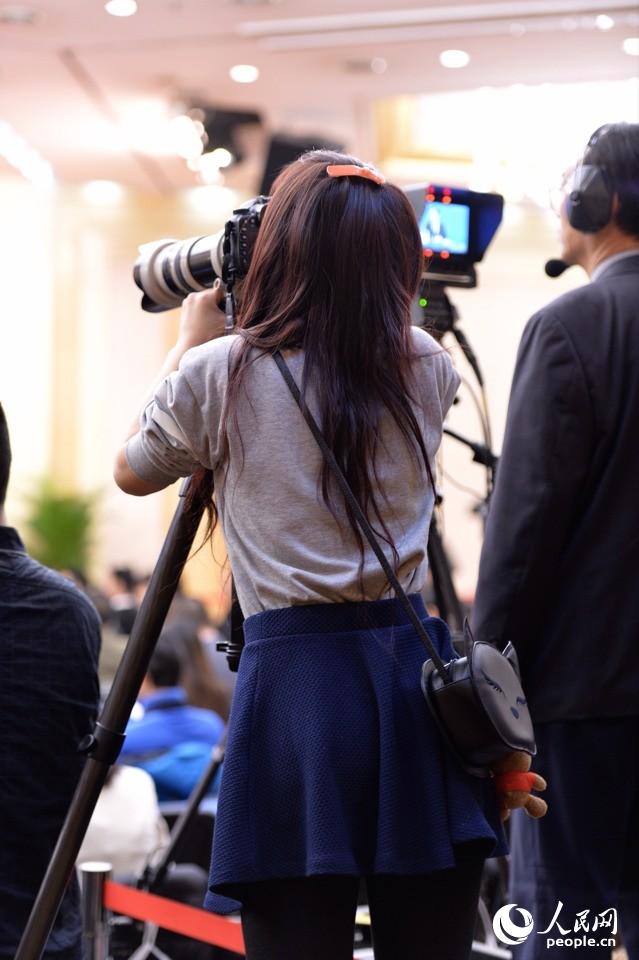 2014兩會花絮：記者會上的“踮腳姐”