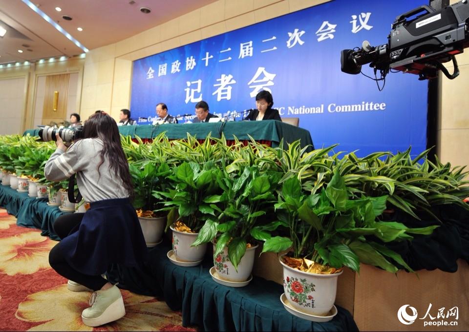 2014兩會花絮：記者會上的“踮腳姐”