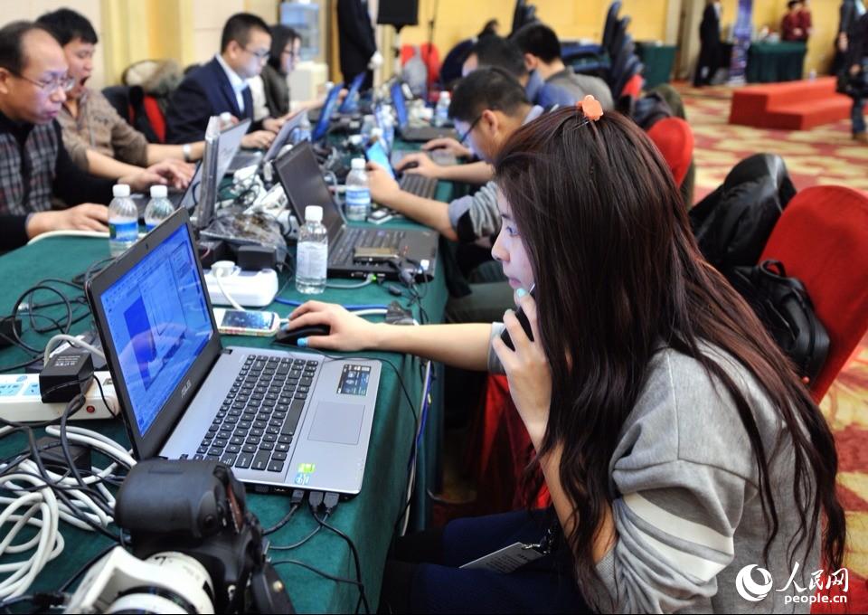 2014兩會(huì)花絮：記者會(huì)上的“踮腳姐”