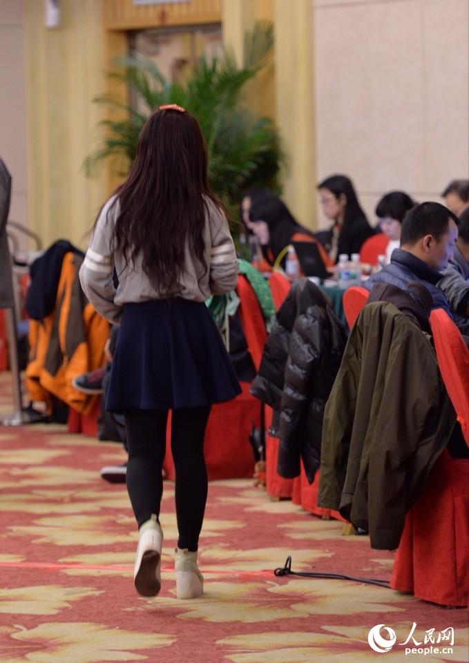 2014兩會花絮:記者會上的“踮腳姐”